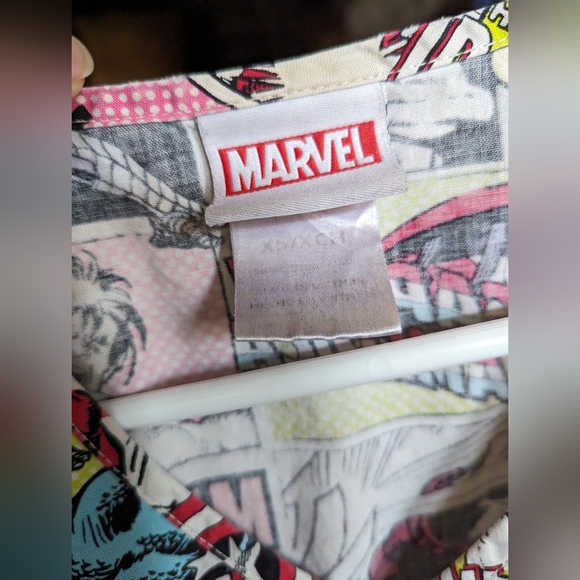 (Bundle 4/$20) Marvel Scrub Top, size XS, used - Picture 2 of 3